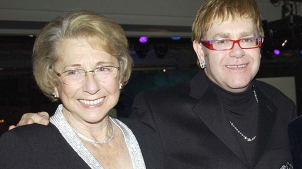 Elton John s'en prend à sa mère en plein concert!