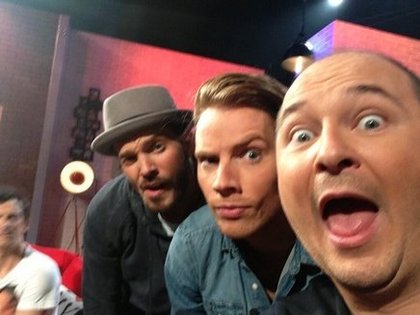 M.Pokora et cauet sur le plateau de l'émission "Bienvenue Chez Cauet"