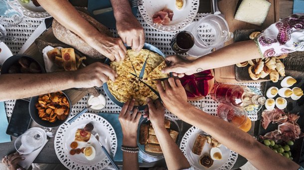 Le Top du Réveil Chérie : Plus on est nombreux au restaurant, plus on mange!