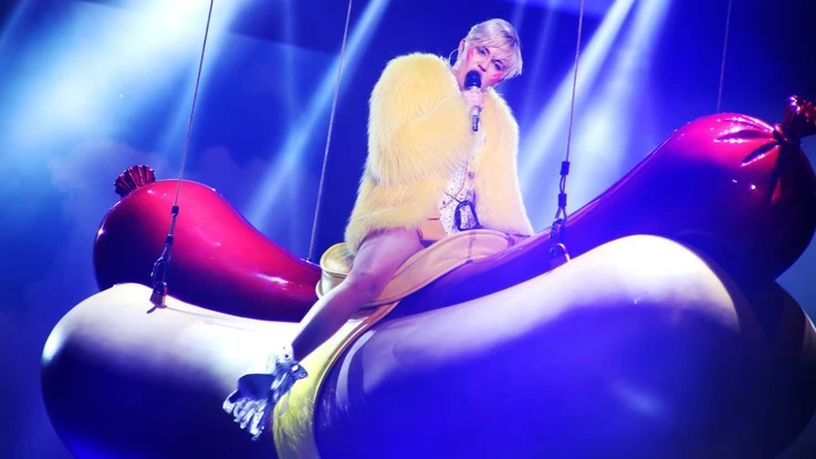 Miley Cyrus : pourquoi tire-t-elle toujours la langue ?