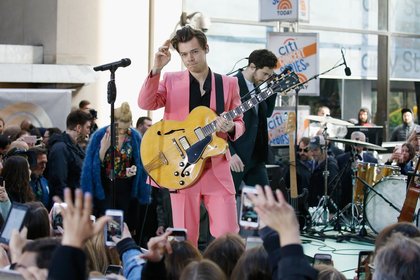 Harry Styles dans un costume rose de la marque Edward Sexton 