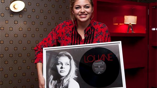 Louane reçoit son disque de diamant pour «Chambre 12»!