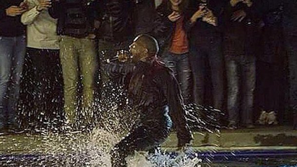 Kanye West : il se jette à l’eau!