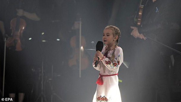 Les infos du Réveil Chérie : Amélia Anisovych, 7 ans, chante l’hymne ukrainien lors d’un concert caritatif