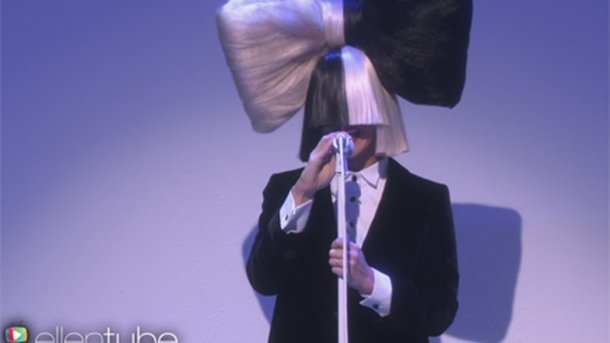 Sia dévoile son visage lors d’un concert, sans le faire exprès!