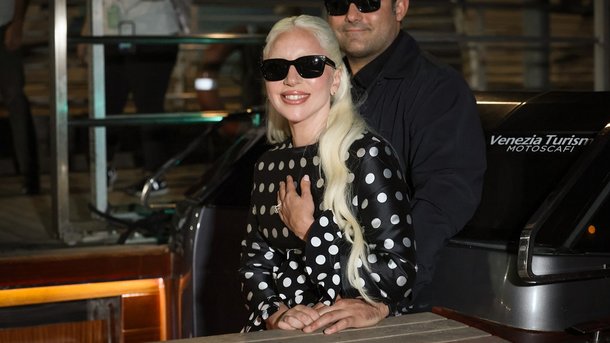 Lady Gaga main dans la main avec Michael Polansky, ils enflamment Venise