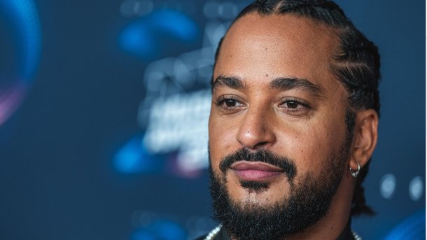 Slimane victime d’un accident de scène : « Heureusement que j’avais un collant »