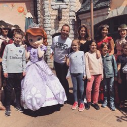 L'équipe du Réveil Chérie passe la journée à Disneyland Paris avec toutes les familles gagnantes et des princesses 