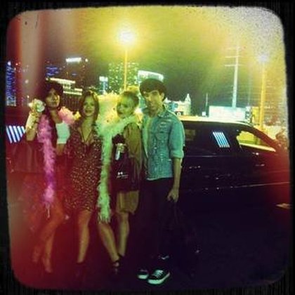 Demi Lovato pose à Las Vegas avec ses amis devant sa limousine!