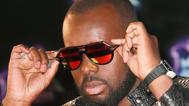 Maître Gims sans lunettes de soleil : pourquoi il ne s'en sépare jamais !