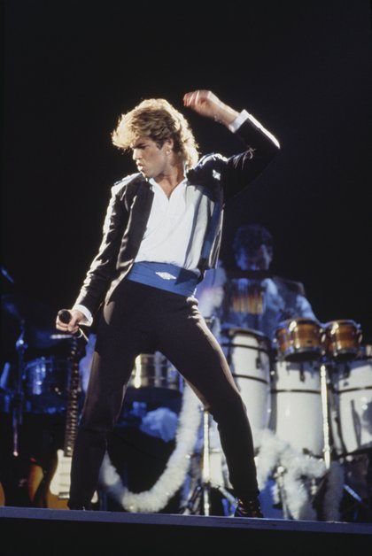 Sur scène, George Michael explore tout les styles et marque les esprits du public. Dans les années 80, il sait déjà que l'apparence joue un rôle primordial dans une carrière.