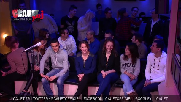 Louane fait des câlins à tout le studio