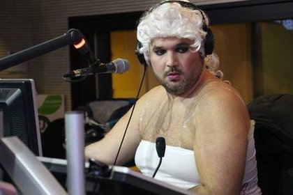 Lundi 9 Mars 2015 Cauet fête la journée de la femme