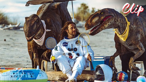 Julien Doré entouré par des dinosaures dans le clip de “Nous”
