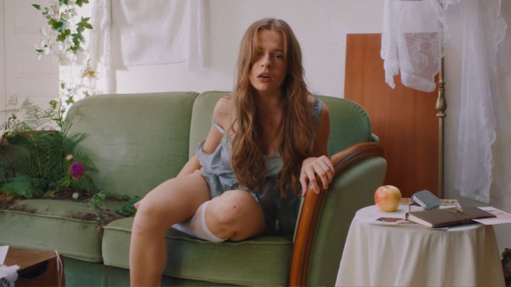 Capture d'écran du clip du premier single d'Anouk, "Ta peau"