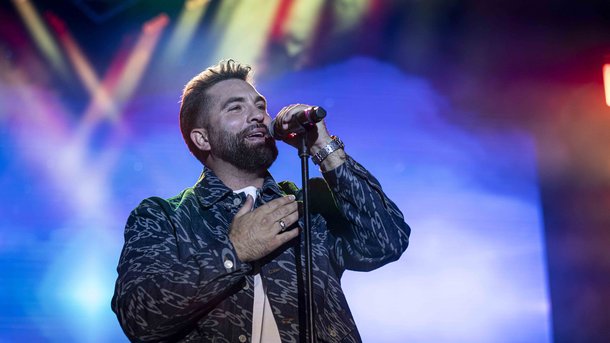 Kendji Girac prolonge l'été avec son nouveau single "Oublier"
