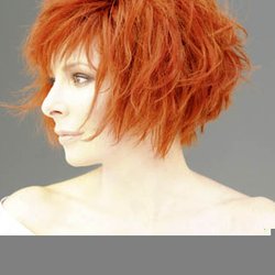 Mylène Farmer revient le 6 décembre en Bleu noir 