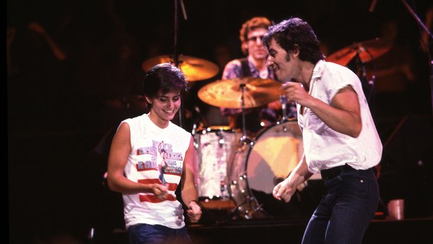 Courteney Cox reprend le clip de Bruce Springsteen et fait le buzz sur TikTok