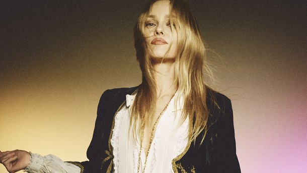 Vanessa Paradis attend "Le retour des beaux jours" dans son nouveau single