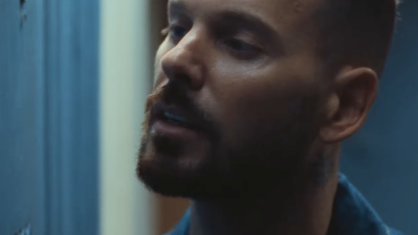 "J'ai les larmes aux yeux" : Matt Pokora se met en scène dans le clip de "Quand même"
