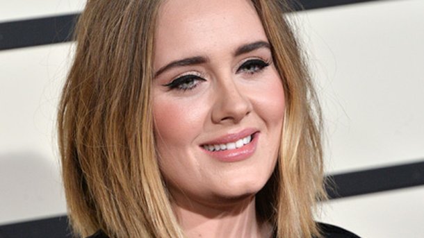 Adele : une chauve-souris s’écrase sur scène en plein concert!