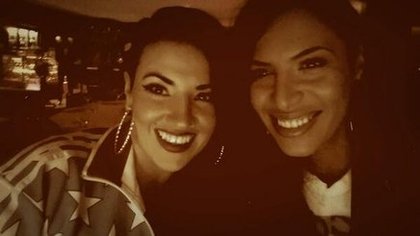 Zaho: avec ma pote @TaraMcDonaldTV on dine tranquille... Bon appetit :)
