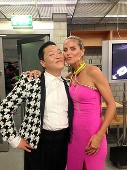 PSY :@heidiklum s'est arrêtée dans ma chambre verte et m'a dit "Merci psy". Elle est à la fois tellement belle et gentille!! #injuste  lol 