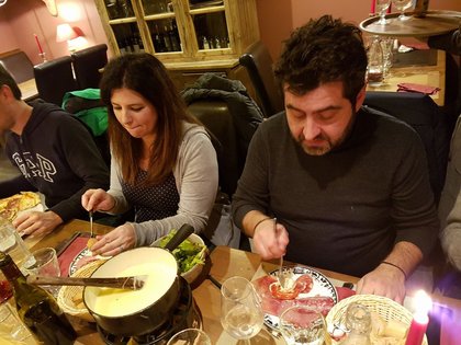Philippe et Sandy se font une fondue anthologique au restaurant le Petit Savoyard