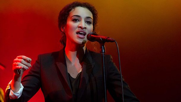Camélia Jordana : retour sur sa reprise de la chanson "Quand on a que l'amour" avec Nolwenn Leroy et Yael Naim