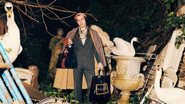 Harry Styles pose à la campagne pour la nouvelle pub Gucci