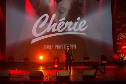 Barbara Pravi sur la scène du Concert privé Pop Love