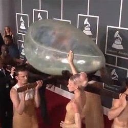 Lady Gaga lors de son arrivée dans un oeuf aux Grammy Awards