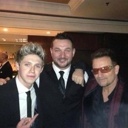 Niall Horan pose avec Bono