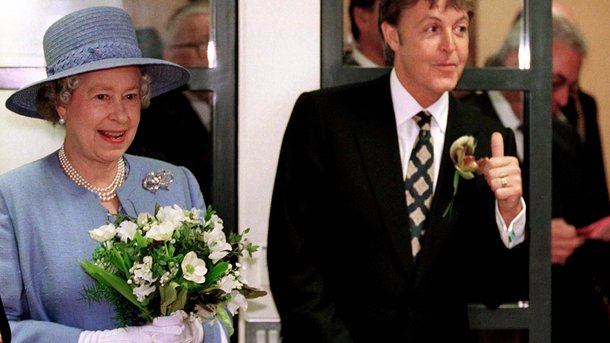 Elton John, Phil Collins, Paul McCartney…: ces chanteurs qui ont célébré la Reine Elizabeth II