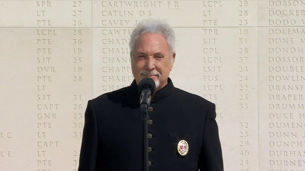 80 ans du D-Day : Tom Jones interprète avec émotion "I Won’t Crumble With You If You Fall"