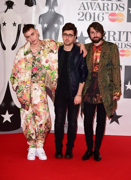 Olly Alexander, Emre Turkmen et Mikey Goldsworthy de Years and Years arrivent aux Brit Awards 2016