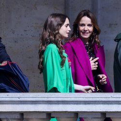 Lily Collins à Paris pendant le tournage d'"Emily In Paris"