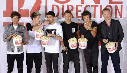 Louis Tomlinson, Niall Horan, Zayn Malik, Liam Payne et Harry Styles avec le réalisateur Morgan Spurlock au the This Is Us photocall, London, UK on 19 août, 2013. 