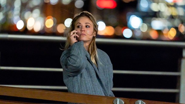 «The Flight Attendant» : Kaley Cuoco de The Big Bang Theory débarque dans un thriller mortel et drôle