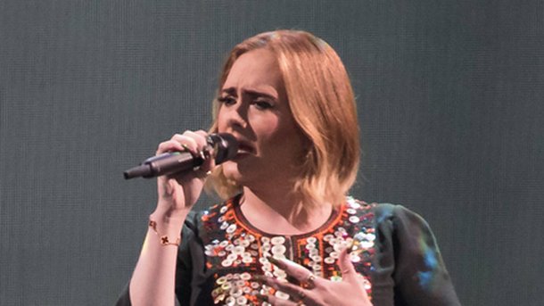 Adele : invitée à un mariage en plein concert, elle dit oui!