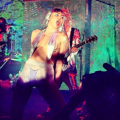 Miley Cyrus: #baselbitches