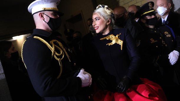 Lady Gaga: quel est le message derrière sa tenue pour l’investiture de Joe Biden?