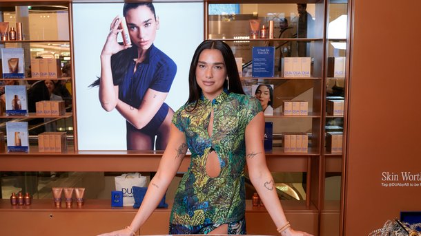 Dua Lipa s'installe à Paris pour sa marque de cosmétiques