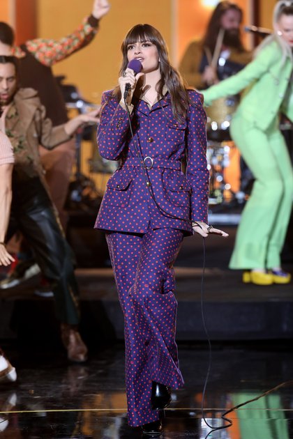 Sur la scène des Victoires de la Musique, Clara Luciani dévoile un costume à pois tout en couleurs.