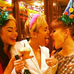 Kelly Osbourne: On fête les 21 ans de Miley Cyrus avec @dendoll! Elle est enfin majeure!