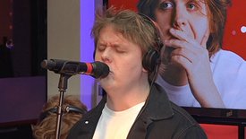 Lewis Capaldi interprète «Bruises» en live sur Chérie FM