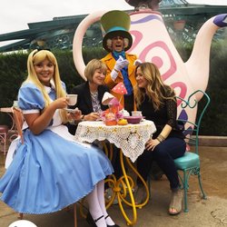 Stéphanie prend le thé avec Alice