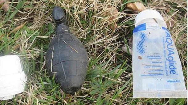 Les infos du Réveil Chérie : La  bombe trouvée en forêt était en fait… un gros sextoy en caoutchouc !