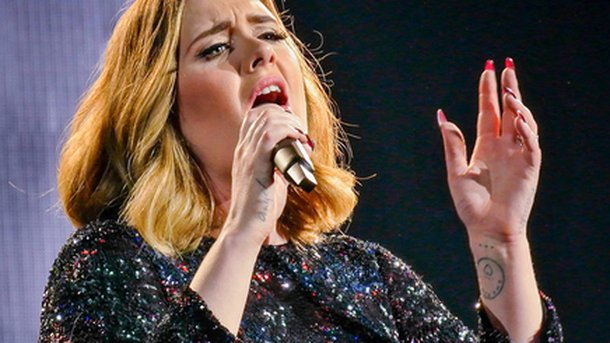 Adele possède un compte Twitter secret!