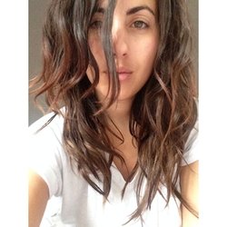 Maude: Mon taxi sera là dans 15mn, moi je suis toujours au lit...! Normal! Viiiiite! #nomakeup #nofilter